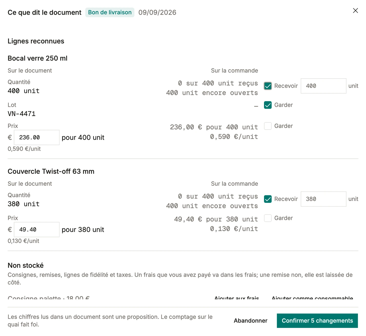 Un bon de livraison lu en face d'une commande fournisseur dans BatchDash: la quantité, le lot et le prix du document à côté de ceux de la commande, une case Garder sur chaque champ, et une consigne de palette tenue hors de l'achat.
