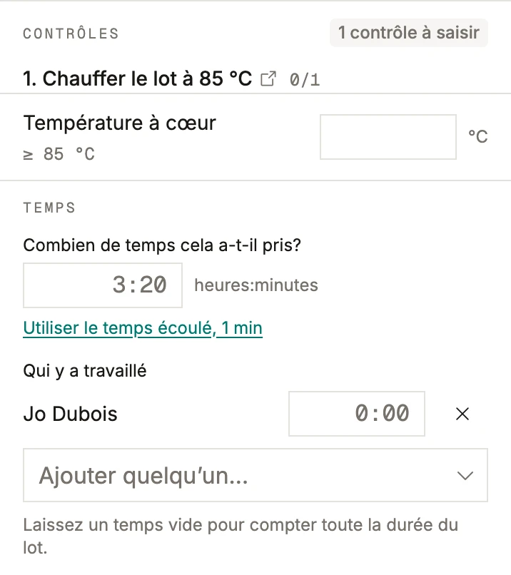 Une fabrication en cours dans BatchDash à la largeur d'un téléphone: un contrôle à saisir, chauffer le lot à 85 °C avec un champ vide pour la température à cœur, puis la durée et les personnes qui y ont travaillé, chacune avec ses propres minutes.