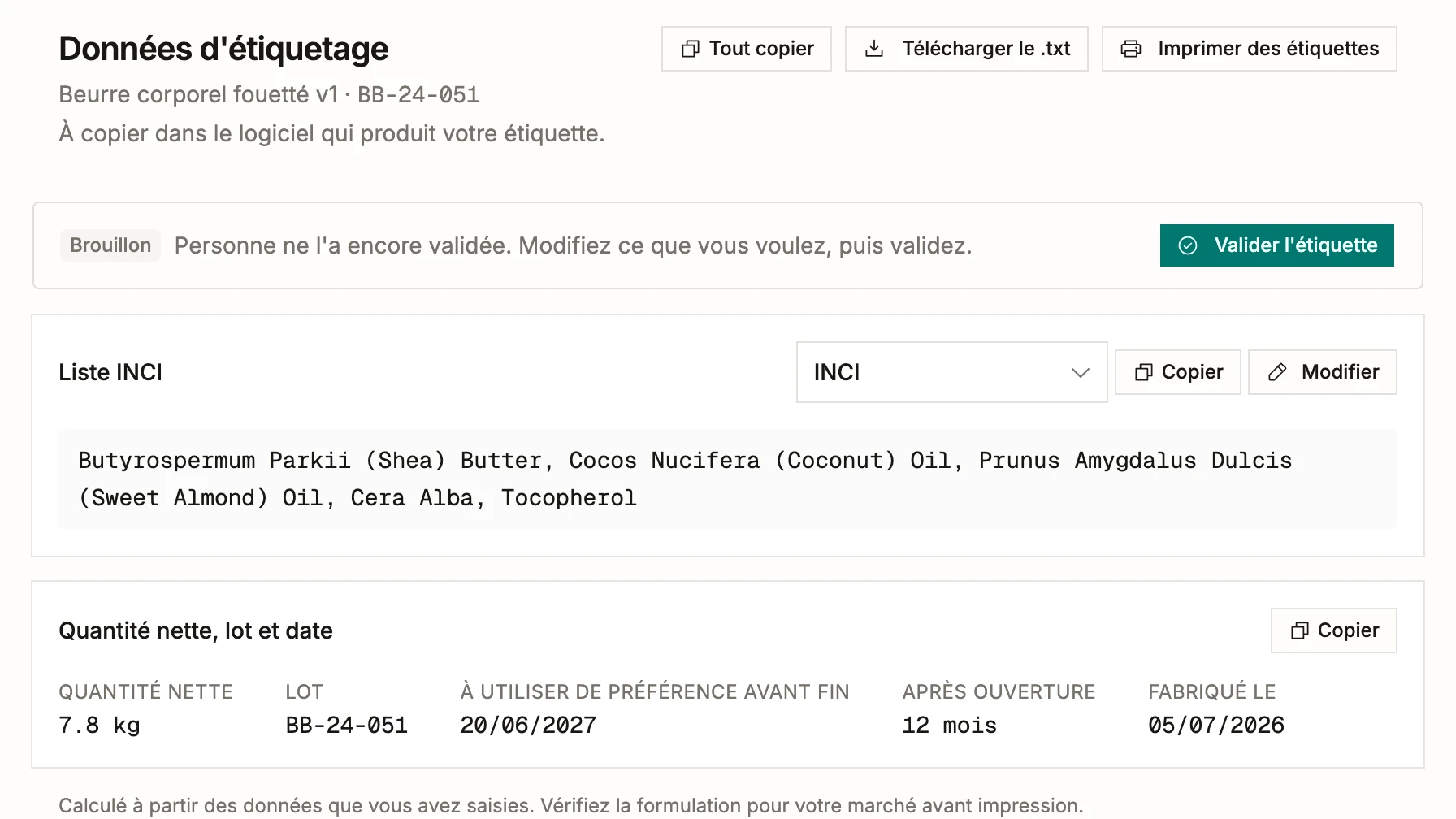 Les données d'étiquetage du lot BB-24-051 dans BatchDash: la liste INCI par ordre décroissant, le karité nommé une seule fois, puis la quantité nette, le lot, la date d'utilisation de préférence, 12 mois après ouverture et la date de fabrication.
