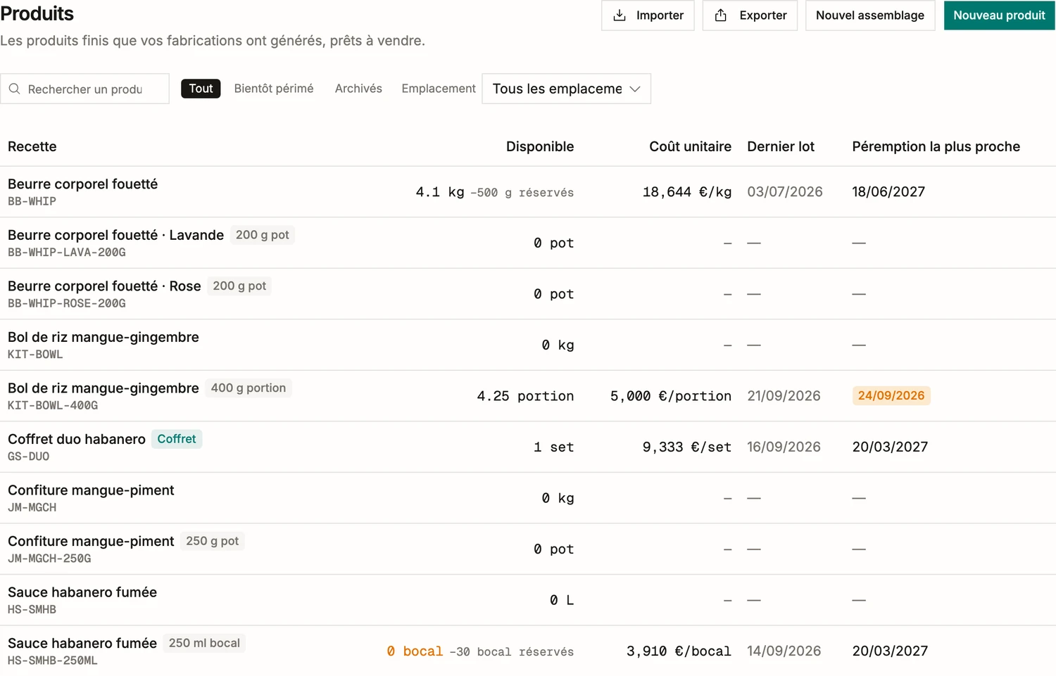 La liste des produits finis dans BatchDash: chaque produit avec son disponible, son coût unitaire, son dernier lot et sa péremption la plus proche, l'une en ambre à trois jours, et le filtre Bientôt périmé.