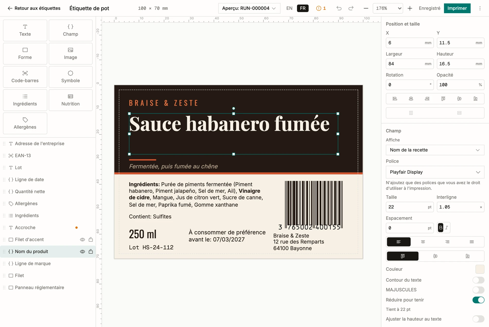 L'éditeur d'étiquettes de BatchDash: une étiquette de bocal 100 × 70 mm sur le plan de travail, son aperçu lié au lot RUN-000004, la palette d'éléments à côté (texte, champ, code-barres, ingrédients, nutrition, allergènes), et l'inspecteur qui montre le champ sélectionné, ce qu'il affiche et la taille à laquelle il tient.