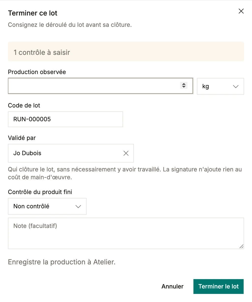 Clôturer une fabrication dans BatchDash: la sortie observée, le numéro de lot, qui signe, le contrôle du produit fini, et un avertissement qu'un contrôle reste à saisir.