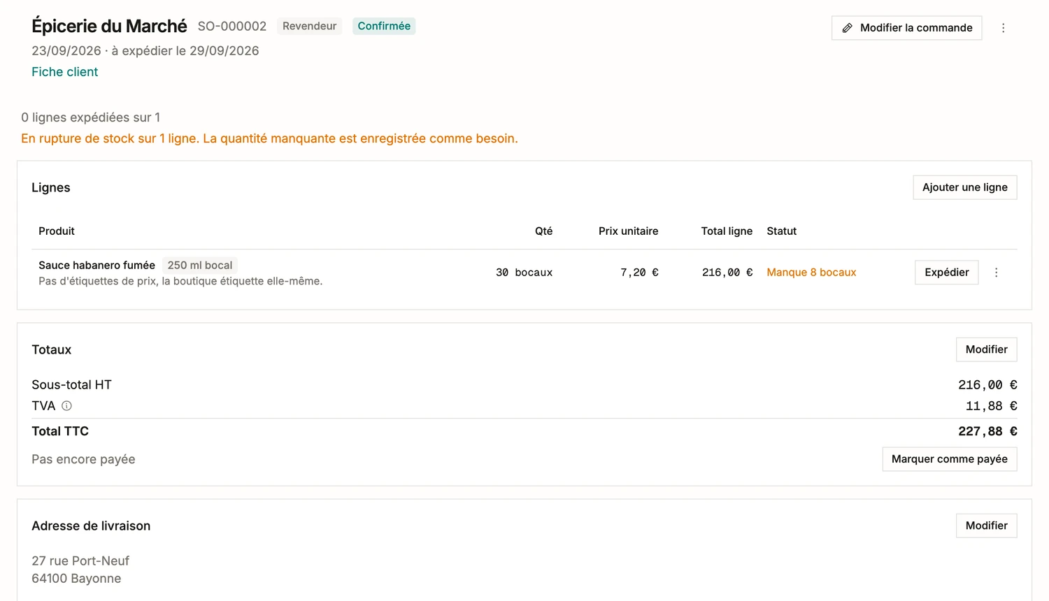 Une commande client confirmée dans BatchDash: le client et ses conditions, la date d'expédition, une ligne en rupture dont le manque devient un besoin, les totaux, l'état de paiement et l'adresse de livraison.