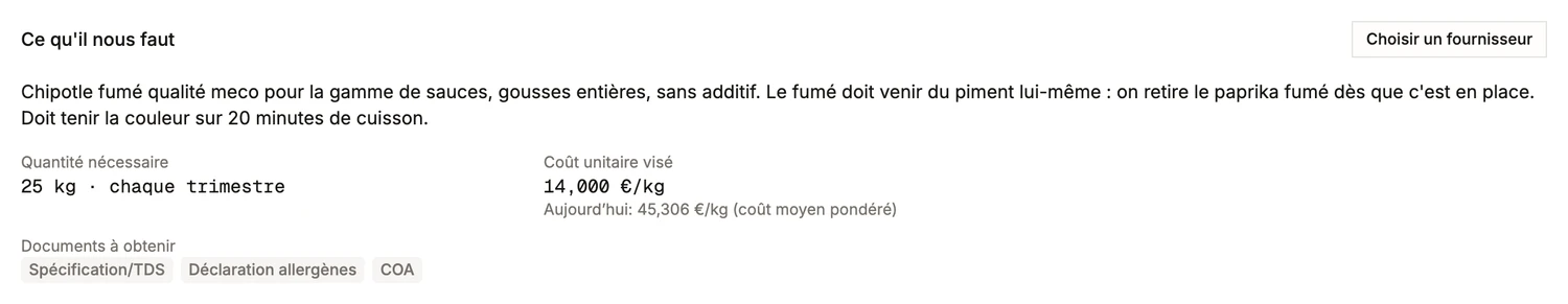 Un brief de sourcing dans BatchDash: ce que cherche la recherche avec les mots de l'acheteur, la quantité et la fréquence, le coût unitaire visé face à la moyenne pondérée du jour, et les documents à collecter.