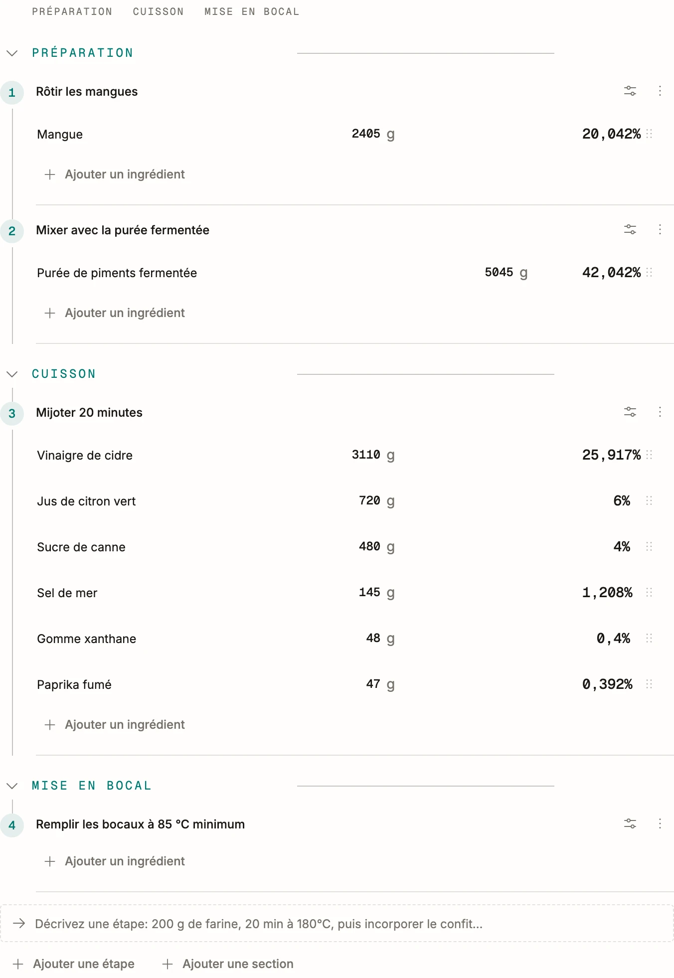 L'éditeur de recette dans BatchDash: les phases, les étapes numérotées, et chaque ingrédient pesé en grammes avec sa part calculée à côté.
